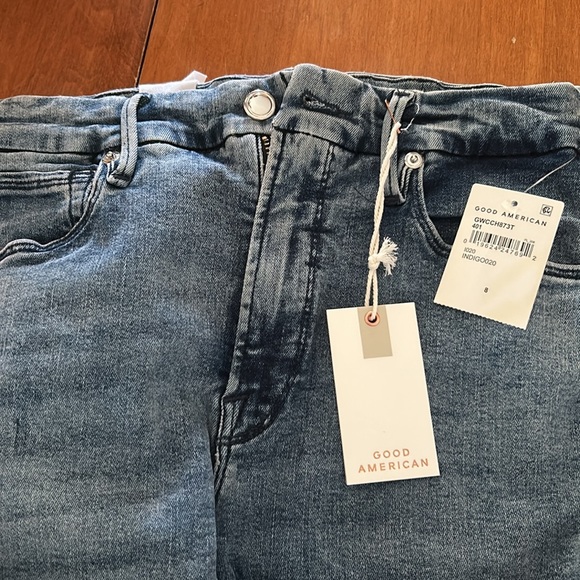 BNWT Good American Good Waist crop jeans with distressing. - Picture 3 of 6